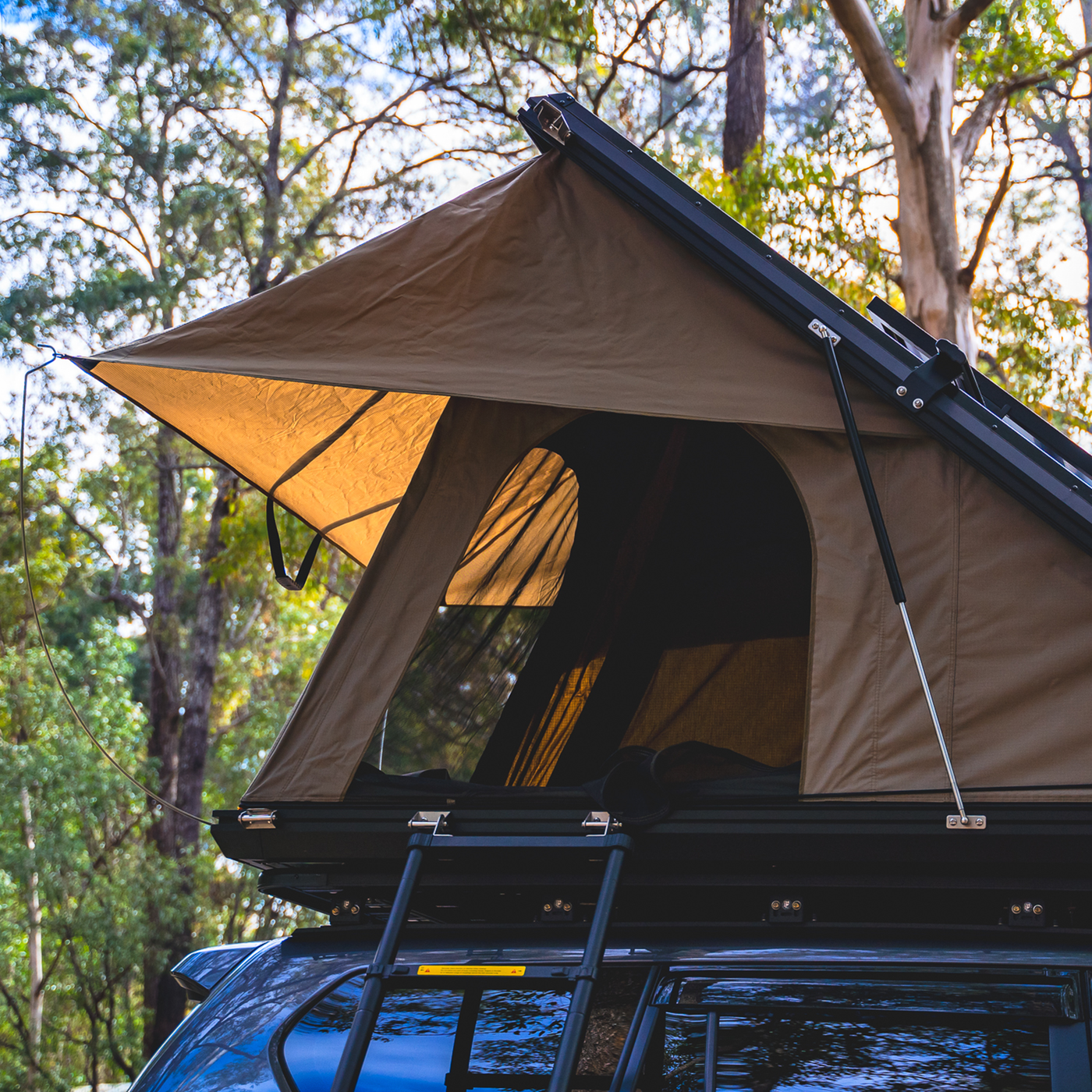 HARD SHELL ROOF TOP TENT WITH ROOF BARS